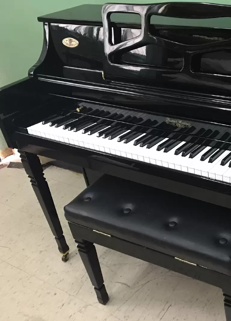 c) Pianos de Consola